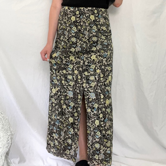 Dresses & Skirts - Vintage Floral Maxi Skirt 🥂